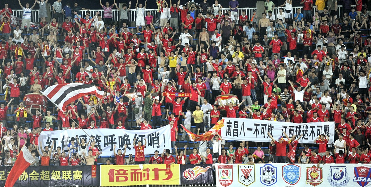 紧张气氛升温，球迷期待着本轮比赛