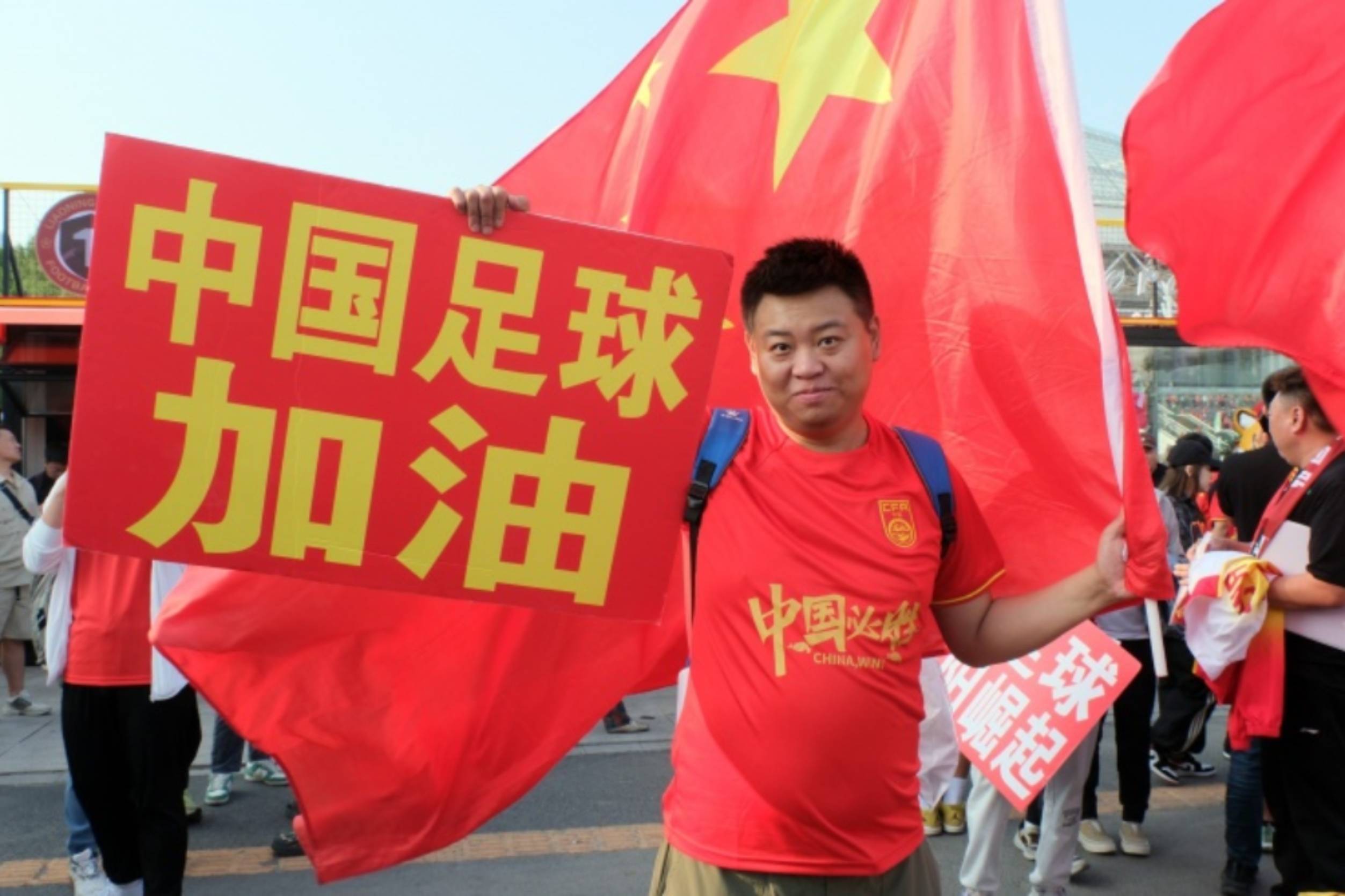 国内足球联赛：球队球迷争相入场观战！的简单介绍