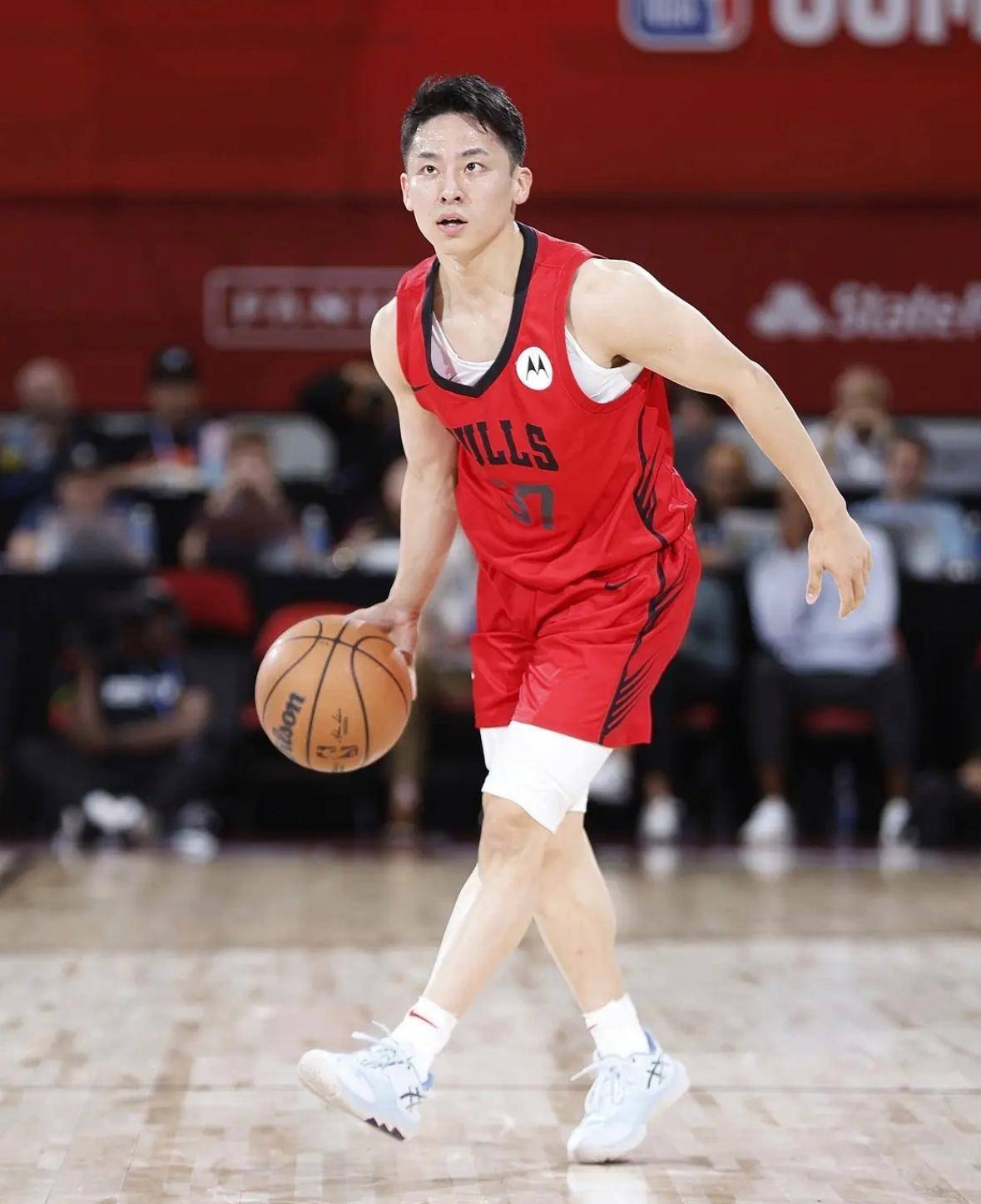 日本球员在全球篮球联赛奋力拼搏