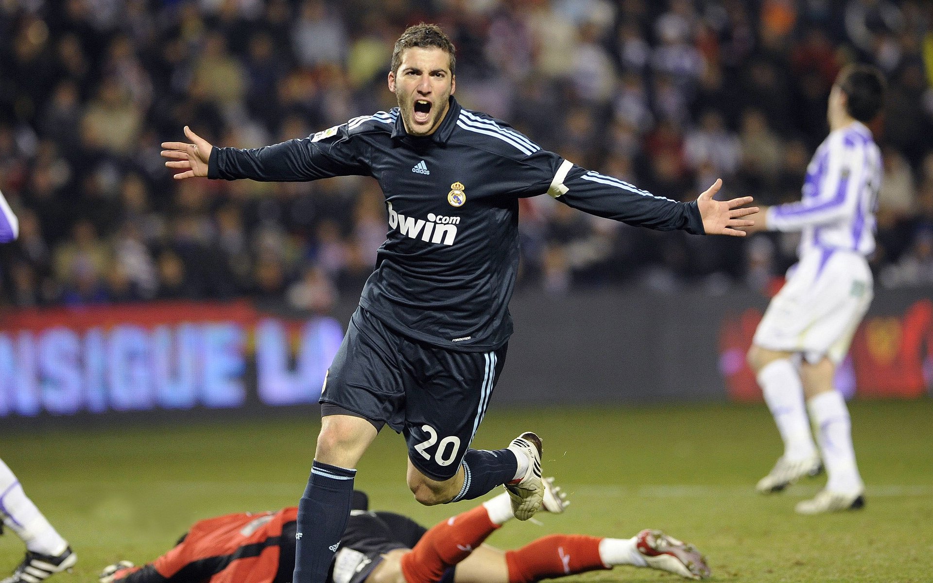 天使之翼撕裂钢铁防线，红色洪流席卷红牛军团—欧冠之夜的双重奏